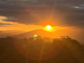 Pousada Estância da Pinha seu Chalé com uma vista deslumbrante das montanhas!